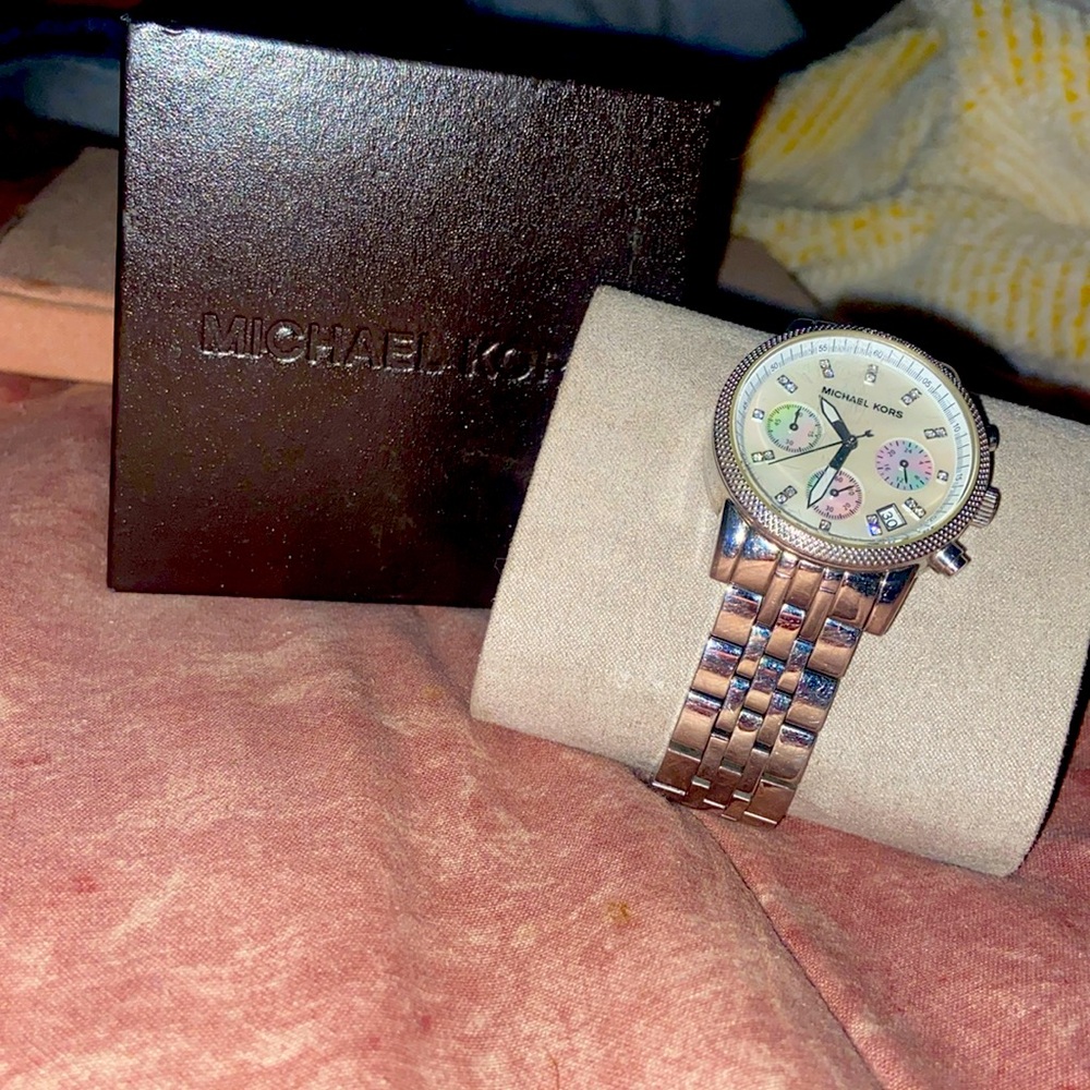 Silver Michael Kors watch. (Woman)